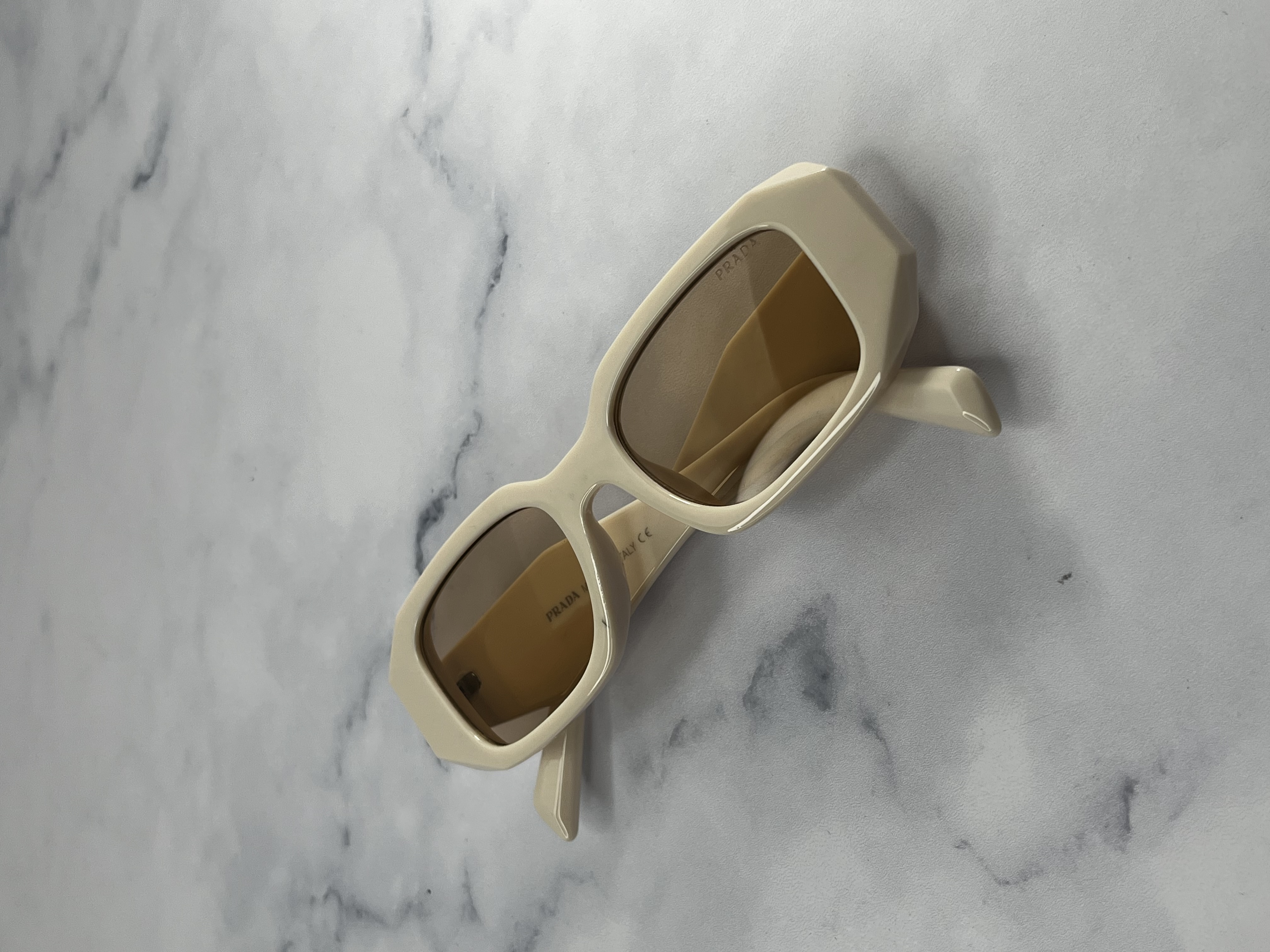 sunglasses-beige-frame-brown-lens-unisex.jpg عینک آفتابی فریم کرم مردانه و زنانه با لنز قهوهای، مدل مدرن و فشن، مناسب استایل روزمره و محافظت از چشم در برابر نور خورشید