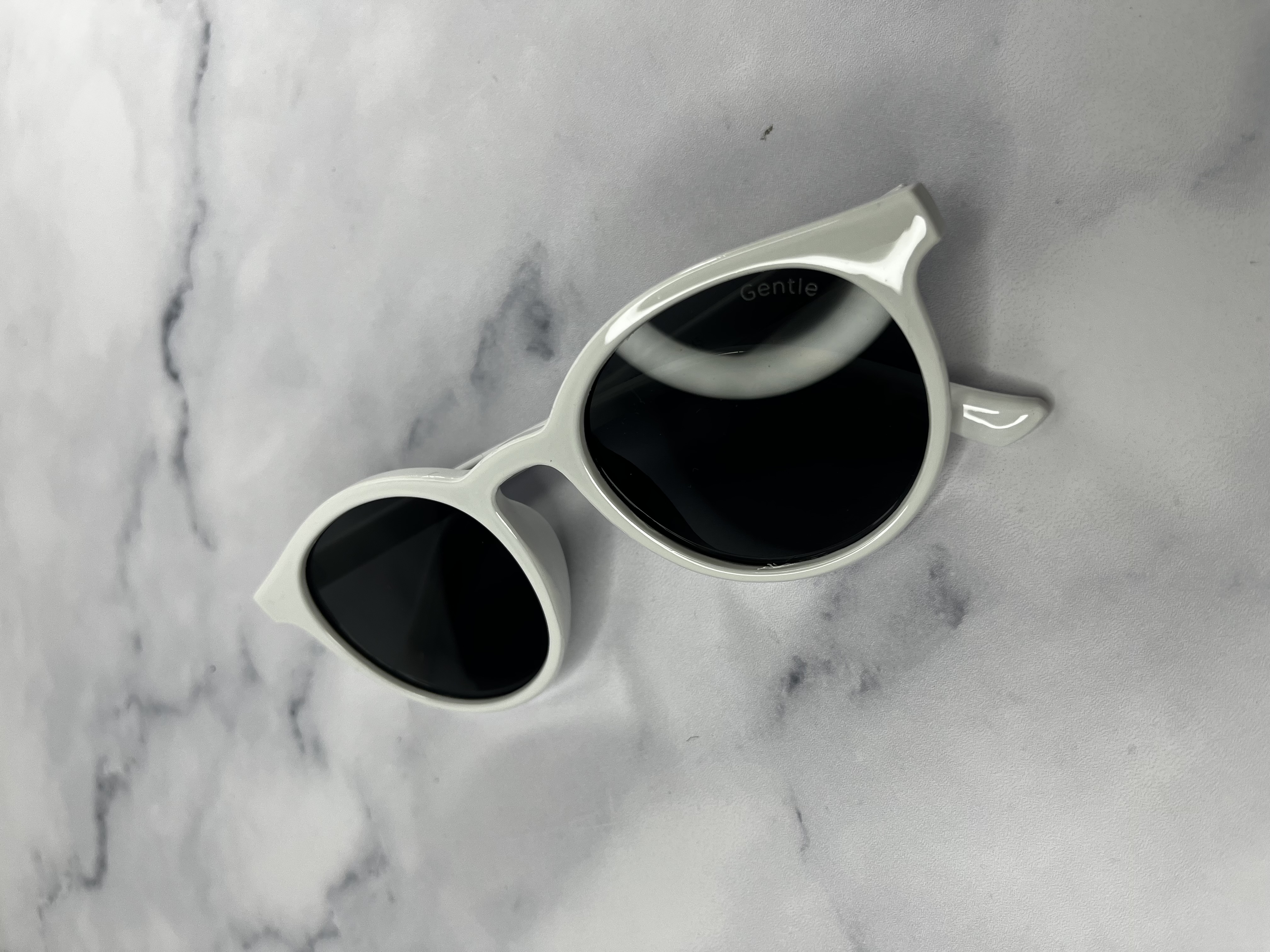 عینک آفتابی فریم گرد رنگ سفید، مناسب زنانه و مردانه، طراحی فشن با لنز مشکی، محافظ چشم در برابر نور خورشید round-sunglasses-white-frame-unisex.jpg