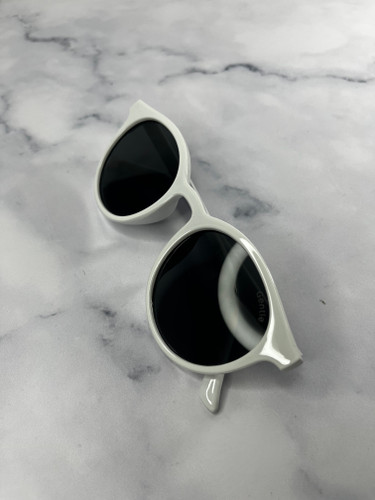 عینک آفتابی فریم گرد رنگ سفید، مناسب زنانه و مردانه، طراحی فشن با لنز مشکی، محافظ چشم در برابر نور خورشید round-sunglasses-white-frame-unisex.jpg