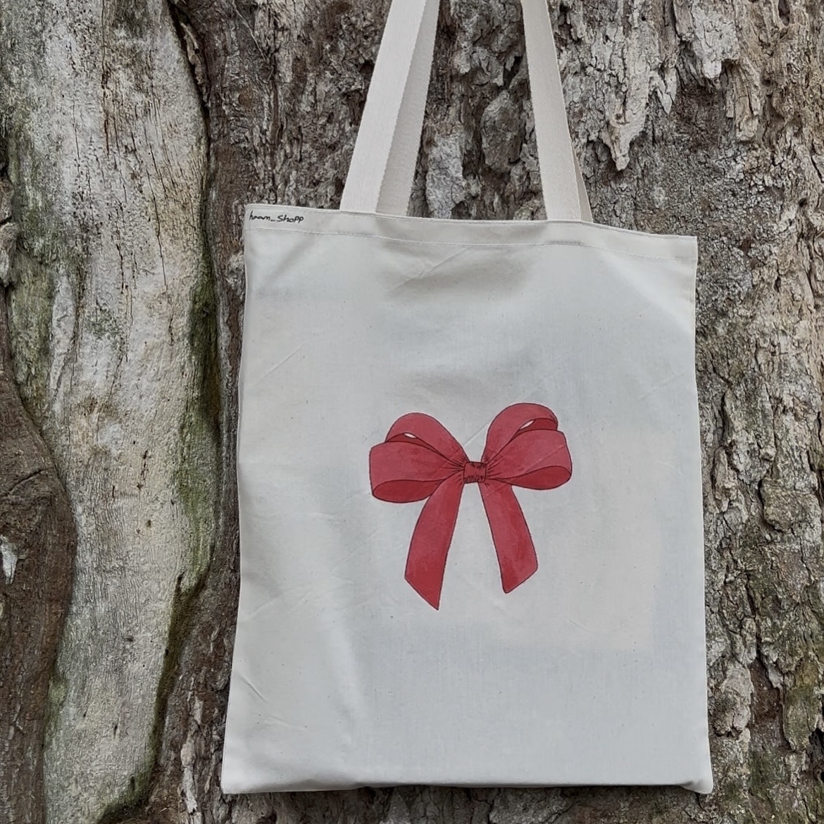 توت بگ پارچه‌ای زنانه سفید با طرح پاپیون‌های شیک و ظریف صورتی یا قرمز، کیف دوشی مجلسی-کژوال، اکسسوری فشن دخترانه و زیبا، کیف خرید با تزئین پاپیون