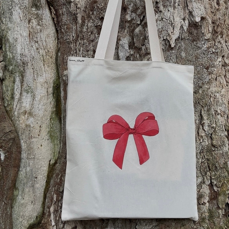 توت بگ پارچهای زنانه سفید با طرح پاپیونهای شیک و ظریف صورتی یا قرمز، کیف دوشی مجلسی-کژوال، اکسسوری فشن دخترانه و زیبا، کیف خرید با تزئین پاپیون