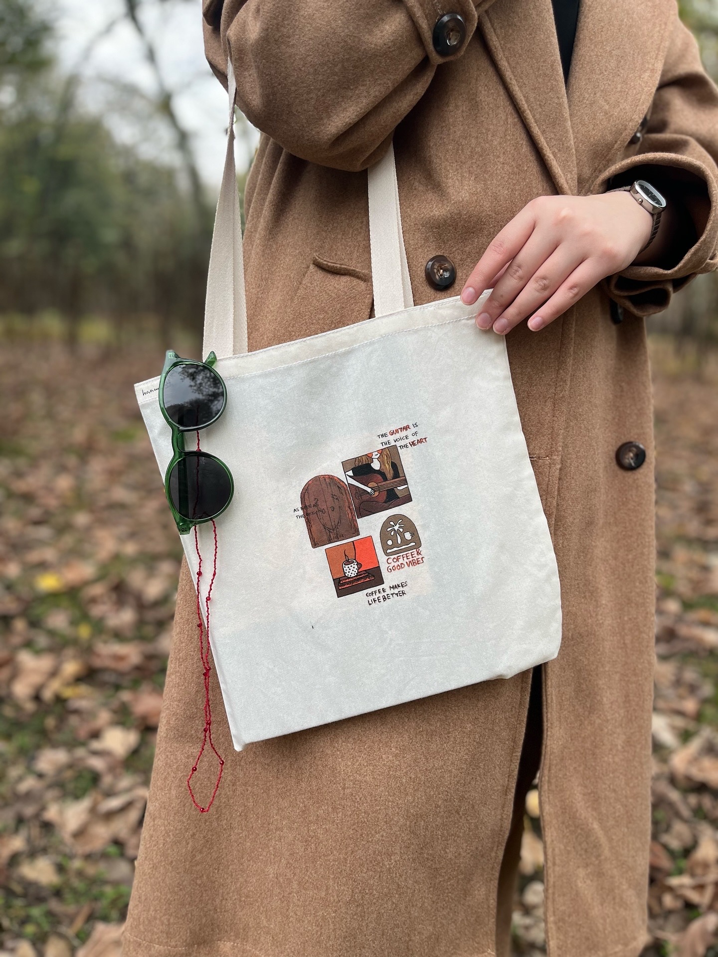 توت بگ پارچه‌ای زنانه با رنگ قهوه‌ای سوخته یا شکلاتی، استایل کافه‌گردی و موسیقی، بگ کژوال هنری