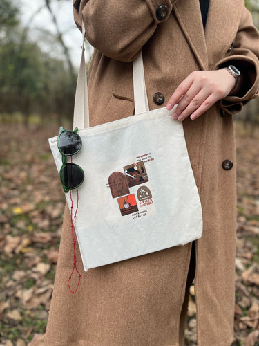 توت بگ پارچهای زنانه با رنگ قهوهای سوخته یا شکلاتی، استایل کافهگردی و موسیقی، بگ کژوال هنری