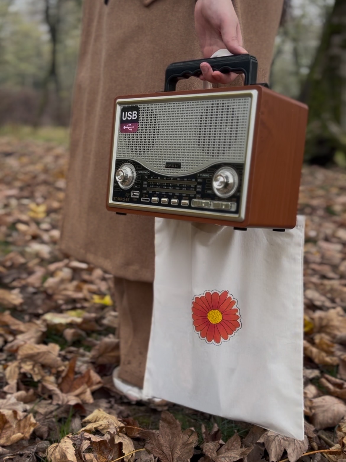 توت بگ پارچه‌ای با رنگ زمینه کرم روشن، که یک طرح گرافیکی بزرگ و خیره‌کننده از یک گل نارنجی پررنگ (مانند شقایق یا گل رز نارنجی) در مرکز آن قرار دارد. کیف دوشی زیبا و انرژی‌بخش برای استفاده روزمره.